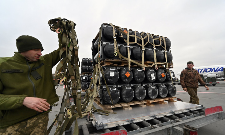 Mâu thuẫn về dự luật ngân sách, Lầu Năm Góc có thể cạn tiền 'bơm' cho Ukraine - 1