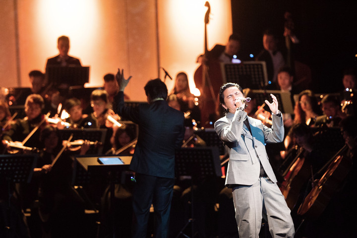 Trở lại làm ca sĩ, Tú Dưa ôm chặt Tuấn Hưng trong đêm nhạc - 1