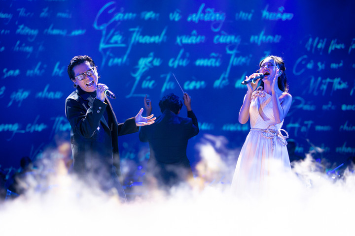 Trở lại làm ca sĩ, Tú Dưa ôm chặt Tuấn Hưng trong đêm nhạc - 3