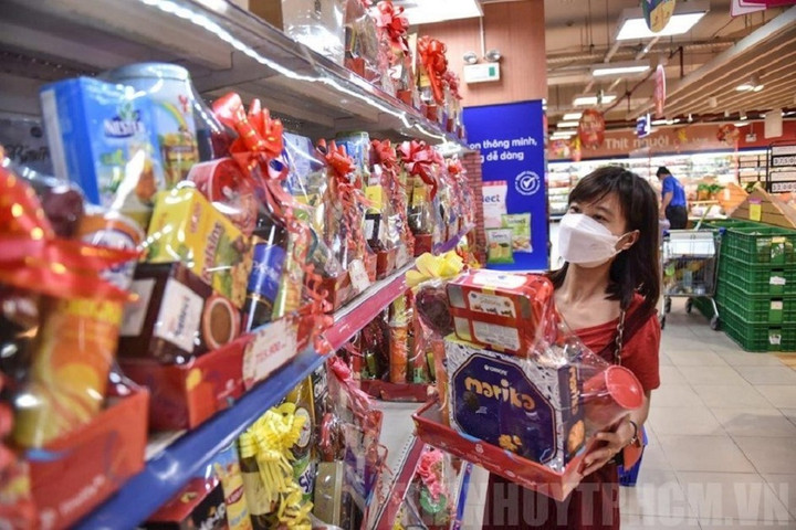 Thị trường quà Tết 2023: Người dân lo thiếu, doanh nghiệp hứa cung cấp đủ - 1