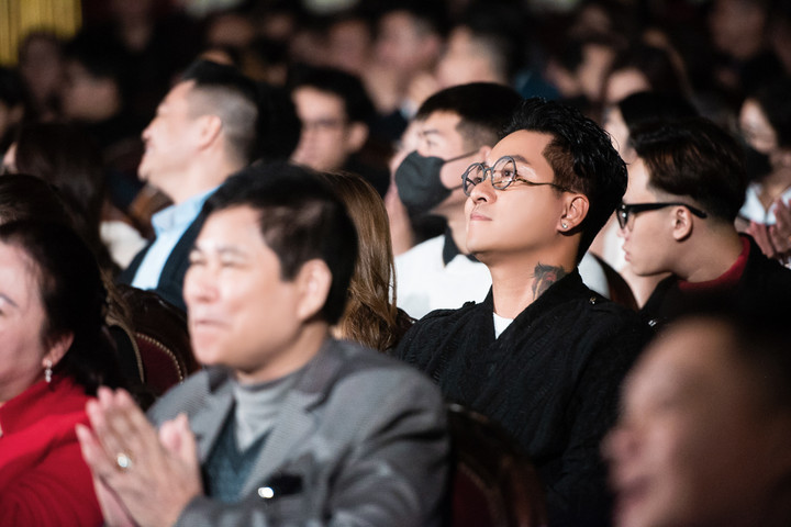 Trở lại làm ca sĩ, Tú Dưa ôm chặt Tuấn Hưng trong đêm nhạc - 2