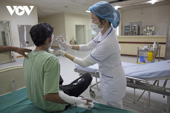 Bỏng nặng do điện thoại phát nổ khi vừa dùng vừa sạc - 1