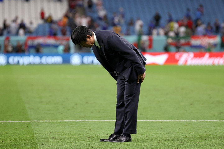 Thua luân lưu 11m trước Croatia, HLV Nhật Bản cúi người xin lỗi CĐV - 1