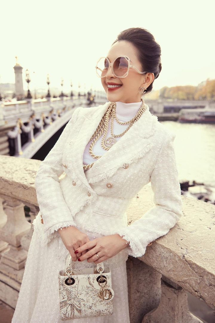 'Nữ hoàng ảnh lịch' Diễm My dạo phố Paris đón tuổi 60 - 9