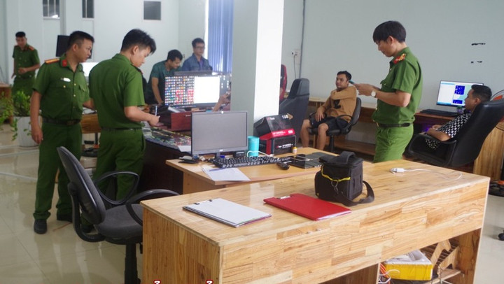 Hai vợ chồng làm giả 150 căn cước công dân để tạo ví thanh toán điện tử quốc tế - 1