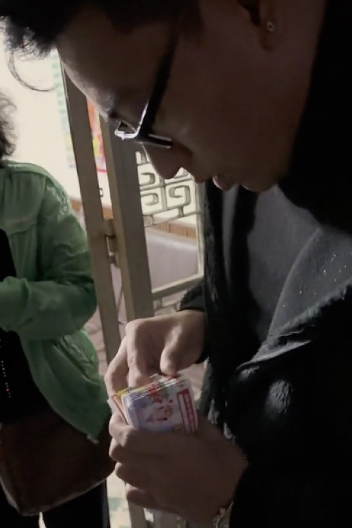 Nhặt được iPhone, cô bán vé số chờ trả lại người mất: 'Bà già không tham đâu' - 3