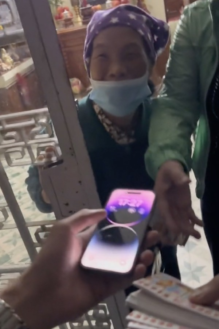 Nhặt được iPhone, cô bán vé số chờ trả lại người mất: 'Bà già không tham đâu' - 2