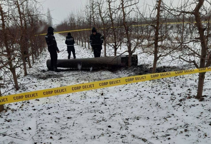 Mảnh vỡ tên lửa không xác định rơi xuống Moldova, gần biên giới Ukraine - 1