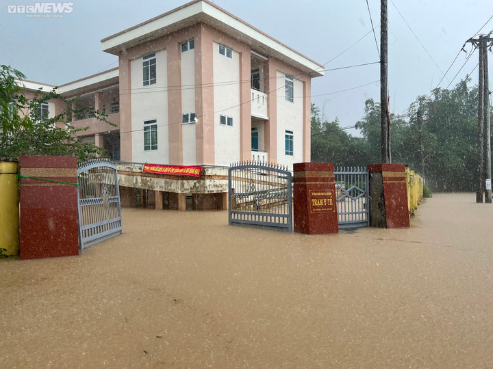 Mưa lớn gây ngập, chia cắt nhiều tuyến đường ở Phú Yên - 2