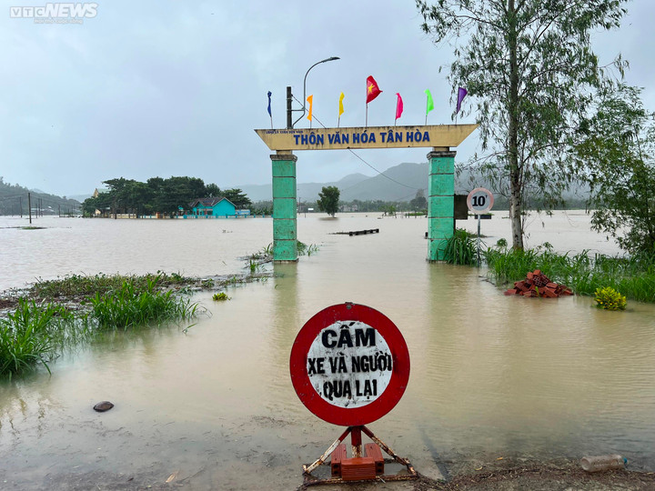 Mưa lớn gây ngập, chia cắt nhiều tuyến đường ở Phú Yên - 1