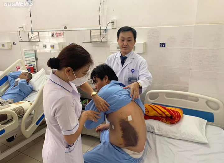 Tài xế xe ôm công nghệ bị đâm 6 nhát thủng tim kể lại lúc giằng co với tên cướp - 2