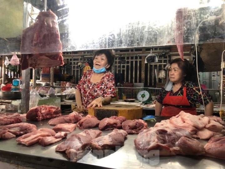 Mua bán ế ẩm nhất trong 30 năm, giá thịt heo, gà đang tuột dốc - 1