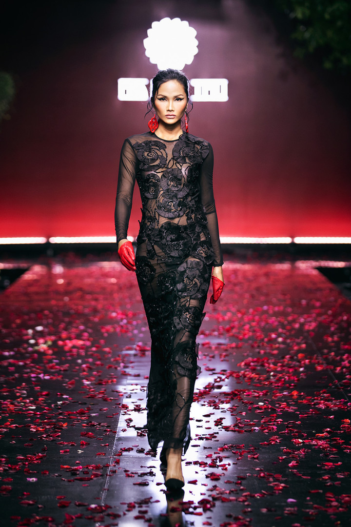 'Nữ hoàng nhạc rock' Ngọc Ánh tái xuất trong show của NTK Hà Linh Thư - 7