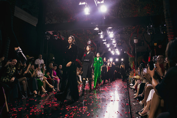 'Nữ hoàng nhạc rock' Ngọc Ánh tái xuất trong show của NTK Hà Linh Thư - 10