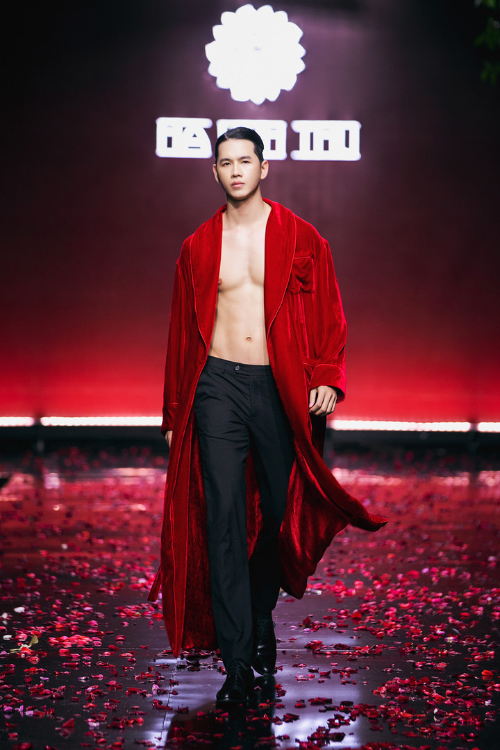 'Nữ hoàng nhạc rock' Ngọc Ánh tái xuất trong show của NTK Hà Linh Thư - 9