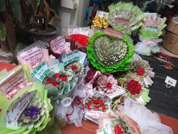 Hồ Văn Cường phản ứng khéo léo khi được fan tặng vàng ngay trên sân khấu - 4