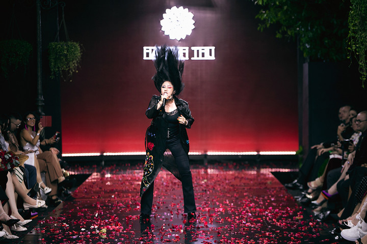 'Nữ hoàng nhạc rock' Ngọc Ánh tái xuất trong show của NTK Hà Linh Thư - 3