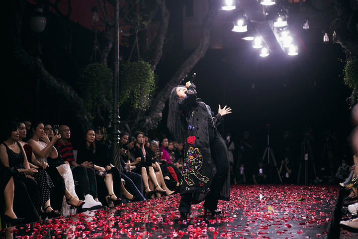 'Nữ hoàng nhạc rock' Ngọc Ánh tái xuất trong show của NTK Hà Linh Thư - 4