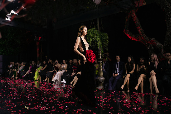 'Nữ hoàng nhạc rock' Ngọc Ánh tái xuất trong show của NTK Hà Linh Thư - 11