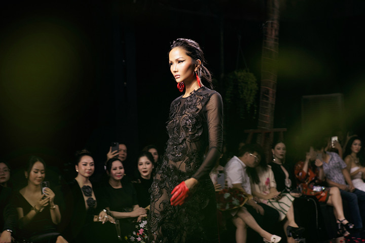 'Nữ hoàng nhạc rock' Ngọc Ánh tái xuất trong show của NTK Hà Linh Thư - 8