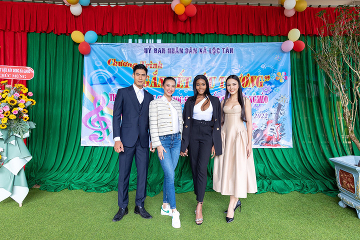 Mặc 'mát mẻ' khi trao quà cho trẻ em ở VN, Hoa hậu Siêu quốc gia bị chỉ trích - 2