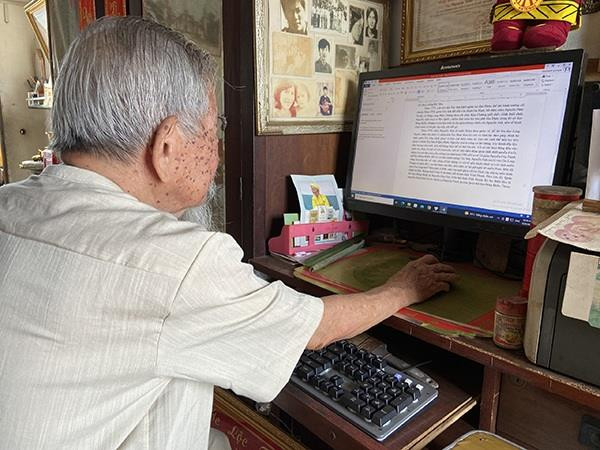 Cụ ông Sài Gòn 102 tuổi ngày ngày leo 20 vòng cầu thang, làm việc 10 tiếng - 3