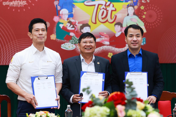 'Cùng nhau làm nên Tết' tặng 8.000 phần quà cho người lao động - 2