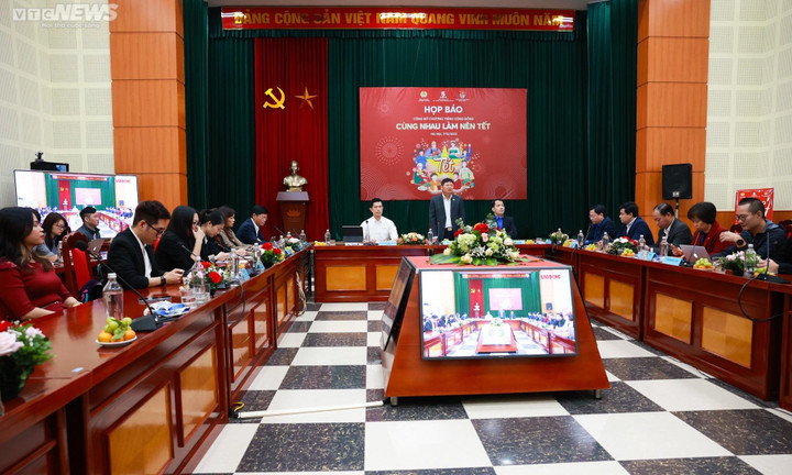 'Cùng nhau làm nên Tết' tặng 8.000 phần quà cho người lao động - 1