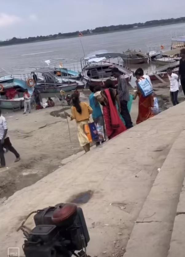 Chê sông Hằng bẩn và đáng sợ, TikToker 'Nữ thần Ấn Độ' bị mắng là vô lễ - 3