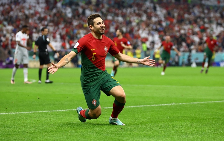 Đội hình tiêu biểu vòng 1/8: Sao trẻ thay Ronaldo nổi bật hơn Messi, Mbappe - 3