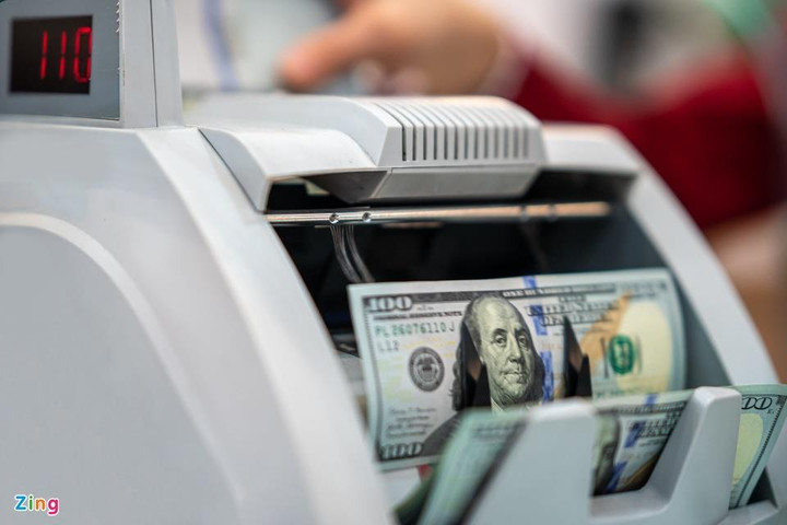 USD ngân hàng xuống dưới 24.000 đồng - 1