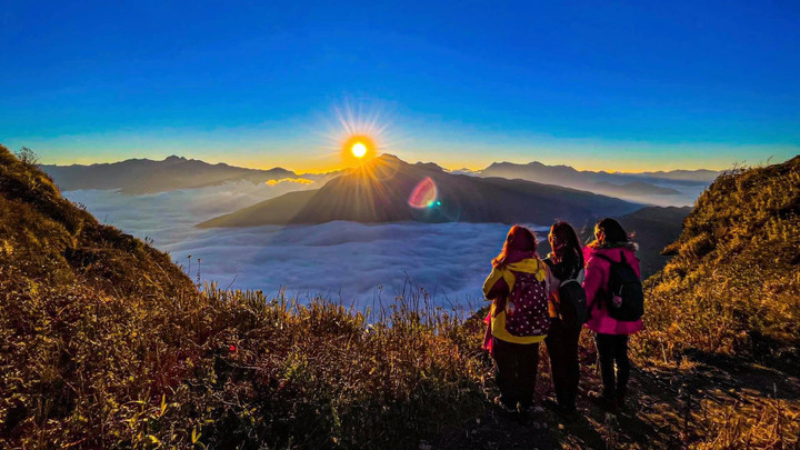 Lạc lối trước cảnh đẹp ‘nghẹt thở’ của biển mây trên ‘nóc nhà Y Tý’ - 2