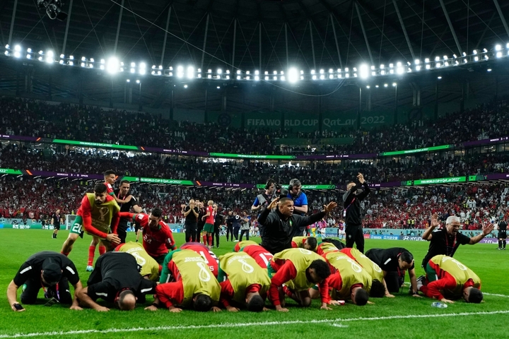 Quốc vương Maroc xuống đường mừng đội nhà vào tứ kết World Cup 2022 - 1