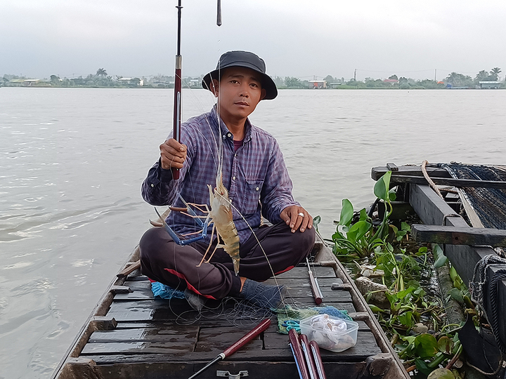 Vào mùa câu tôm càng xanh trên sông Hậu - 1