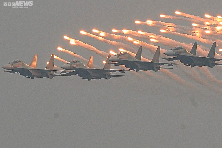 Triển lãm Quốc phòng 2022: Không quân Việt Nam trình diễn trên bầu trời Hà Nội - 1