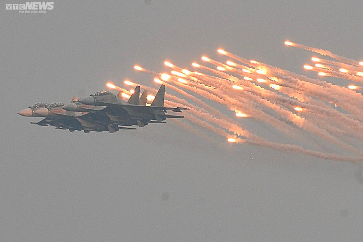 Triển lãm Quốc phòng 2022: Không quân Việt Nam trình diễn trên bầu trời Hà Nội - 2