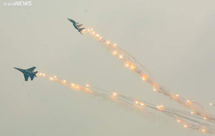 Triển lãm Quốc phòng 2022: Không quân Việt Nam trình diễn trên bầu trời Hà Nội - 4