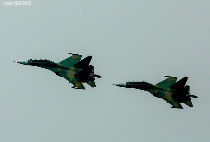 Triển lãm Quốc phòng 2022: Không quân Việt Nam trình diễn trên bầu trời Hà Nội - 5