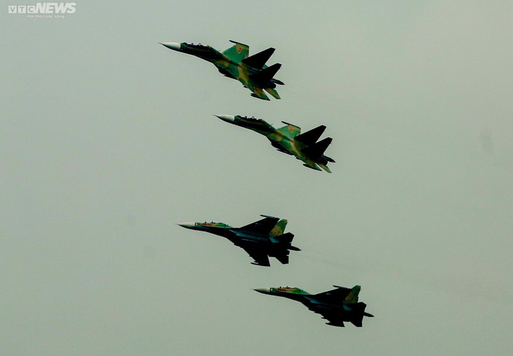Triển lãm Quốc phòng 2022: Không quân Việt Nam trình diễn trên bầu trời Hà Nội - 6