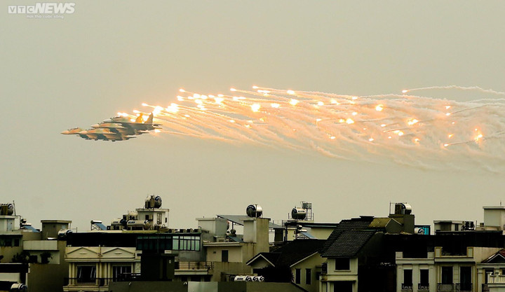 Triển lãm Quốc phòng 2022: Không quân Việt Nam trình diễn trên bầu trời Hà Nội - 3