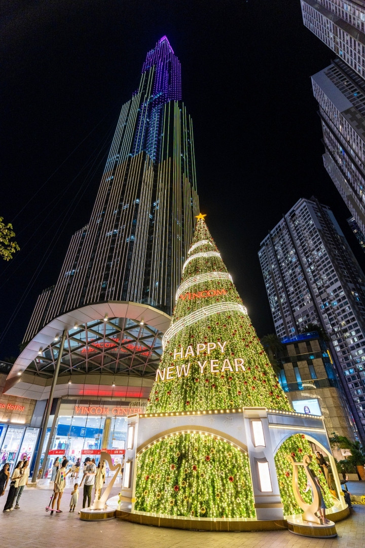 'Vũ hội hòa âm ánh sáng' tưng bừng trên 83 TTTM Vincom mùa Giáng sinh 2022 - 2