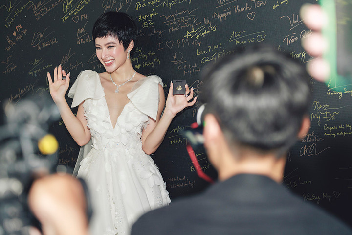 Angela Phương Trinh đẹp khác lạ với tóc ngắn cá tính - 8