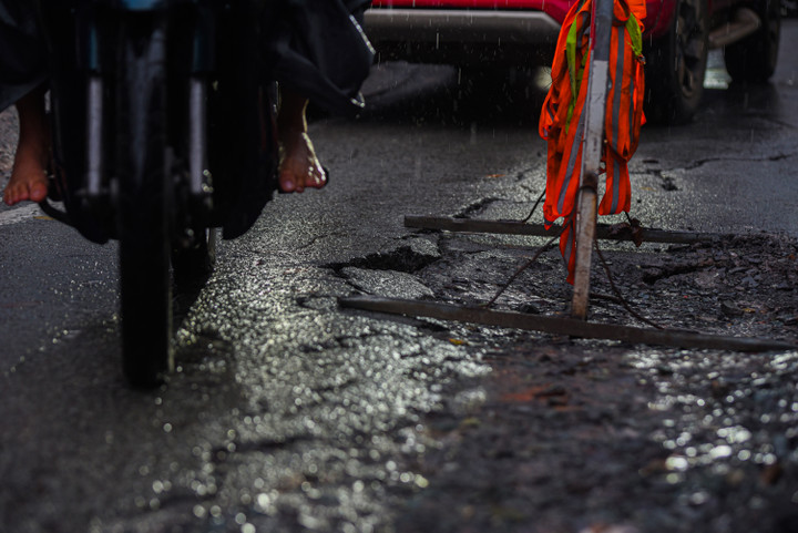 TP.HCM: Thi công ì ạch, dân ám ảnh khi len qua lô cốt trên đường Võ Văn Ngân - 2