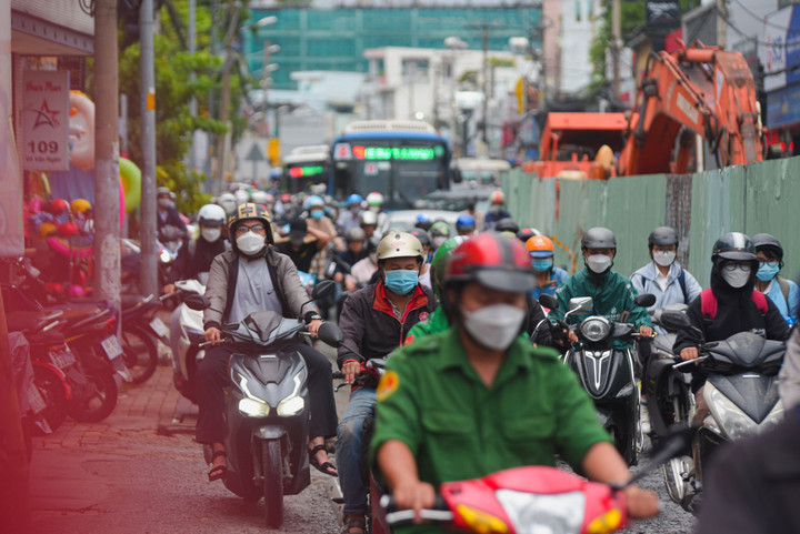 TP.HCM: Thi công ì ạch, dân ám ảnh khi len qua lô cốt trên đường Võ Văn Ngân - 8