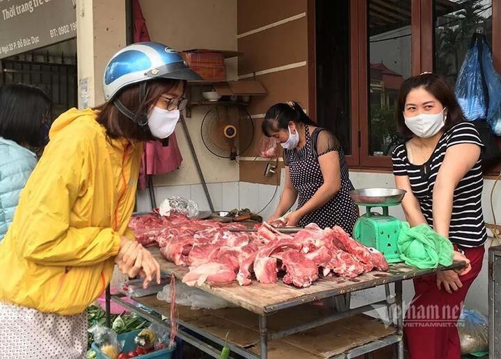 Giá thịt lợn tại chợ bất ngờ giảm mạnh - 1