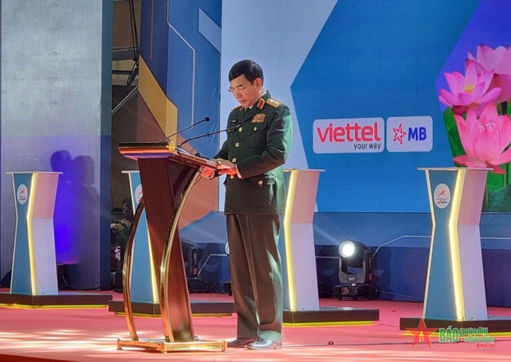 Triển lãm Quốc phòng 2022: Không quân Việt Nam trình diễn trên bầu trời Hà Nội - 22