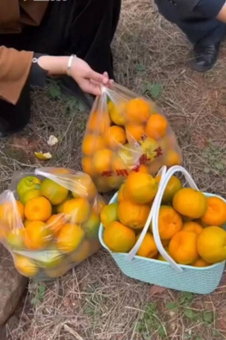 Thương cụ ông bán cam giữa gió lạnh nên mua giúp, nhóm bạn sốc khi thấy nơi cụ ở - 1