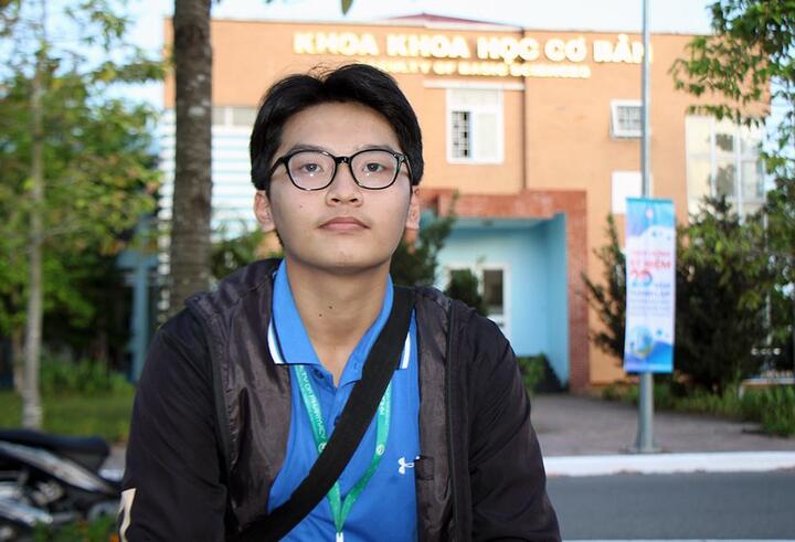 Nam sinh phụ mẹ bán hàng rong đậu Đại học Y dược với điểm cao - 1