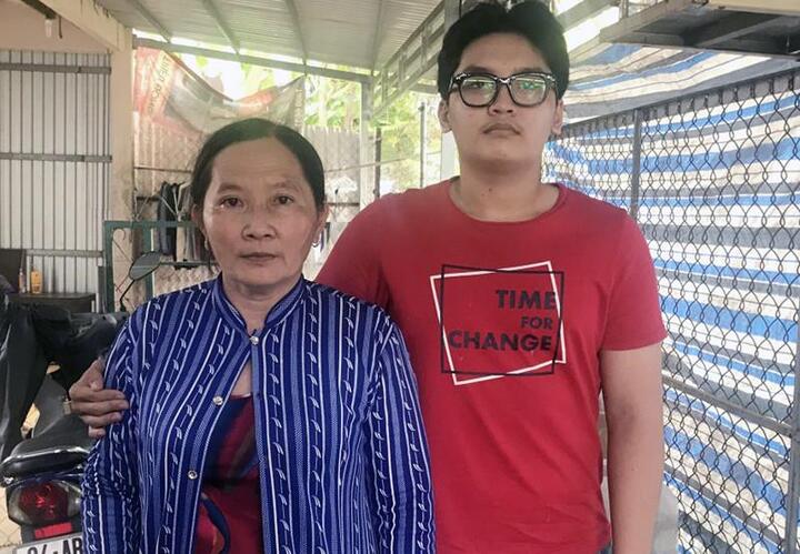 Nam sinh phụ mẹ bán hàng rong đậu Đại học Y dược với điểm cao - 2