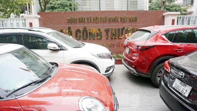 Hà Nội: CSGT xử lý ô tô chiếm lòng đường, vỉa hè ở quận Hoàn Kiếm - 4